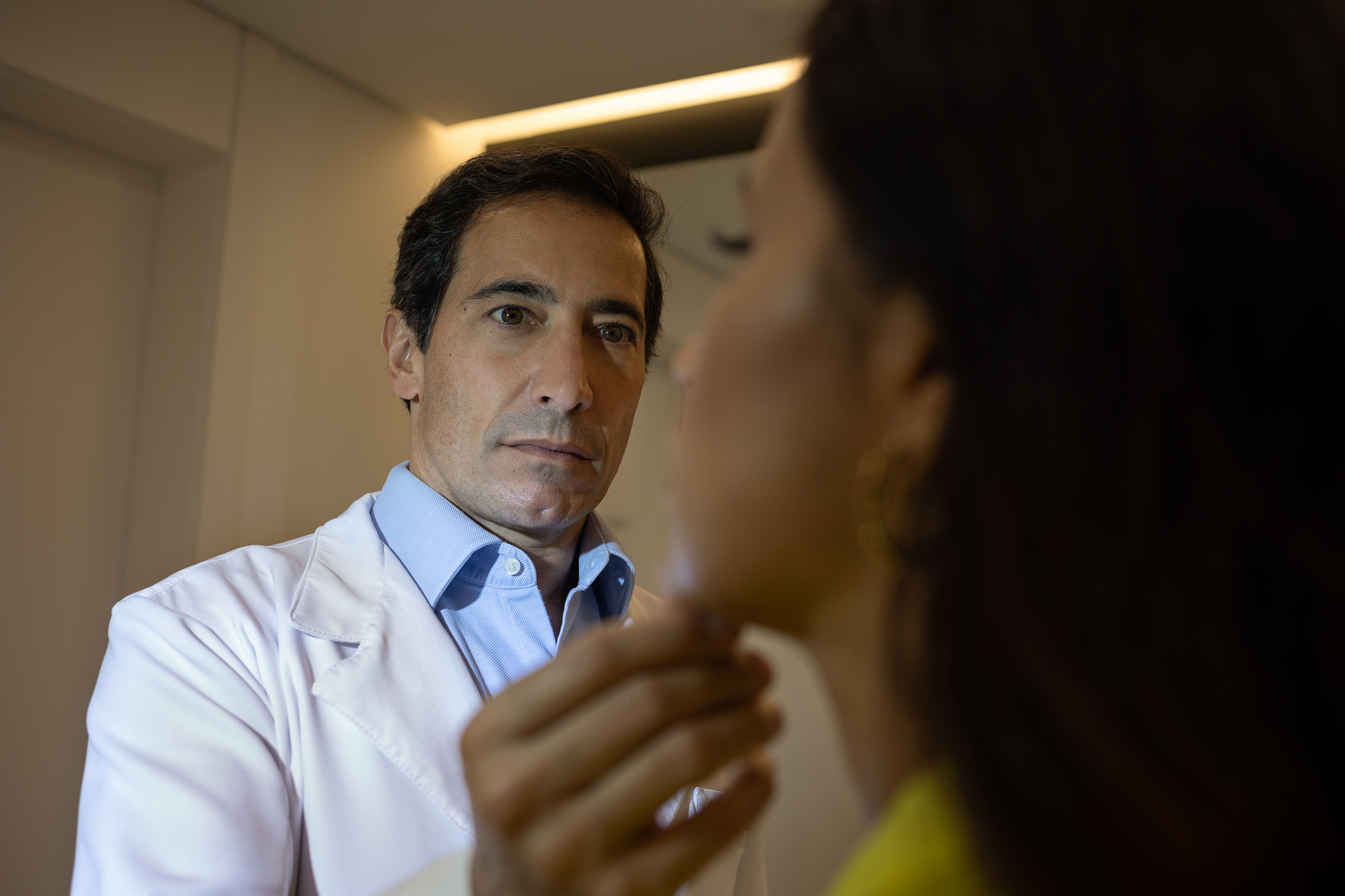Dr. Henrique Arantes durante atendimento médico